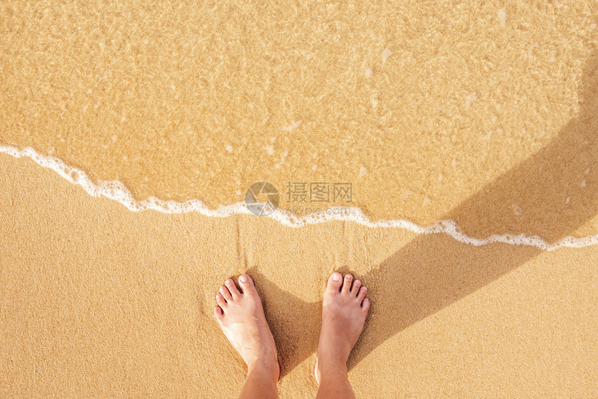 愉快户外妇女站在沙滩上夏季概念海洋图片