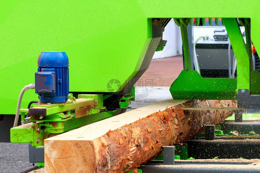 削减日志松木板是用一个现代强大自动锯木厂的型头制成它复了空间电动锯切掉大木关闭自然图片