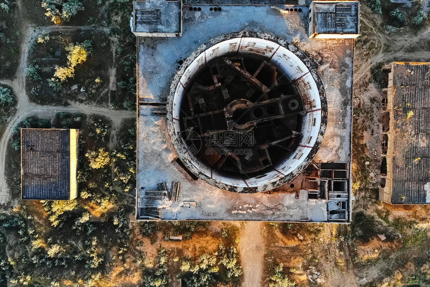 旧被废弃的未完成核电厂和的核电厂衰变墙岬图片