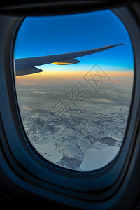 日出交通和旅行者概念时飞机侧窗对面的外边视线平流层空气太阳图片