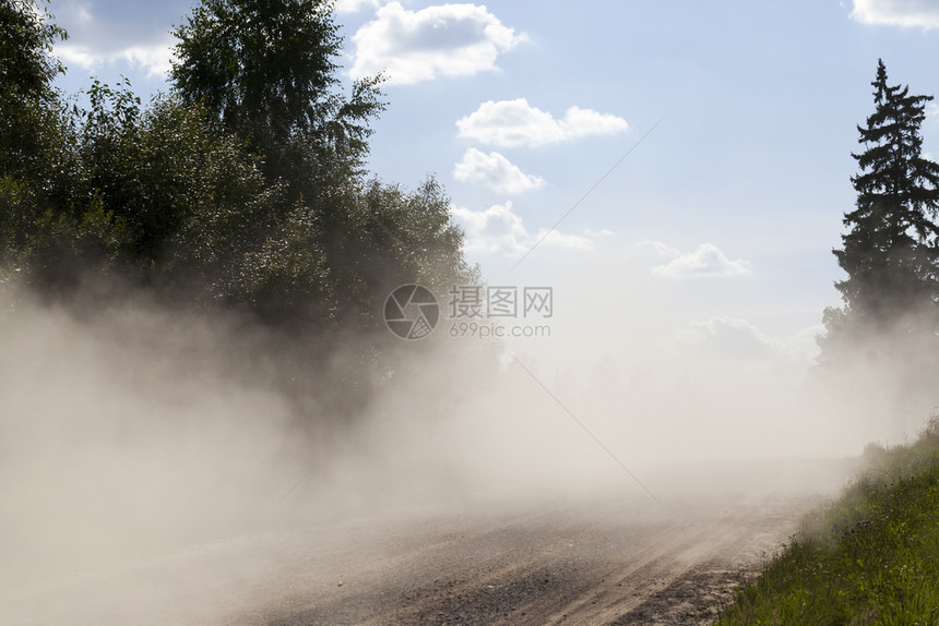 路过汽车后道上大量灰尘农村地区有沙和砂砾石公路没有沥青泥土路模式种族上坡图片