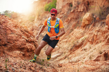 叉耐力骑着运动鞋在山上跑步的田径运动员脚下穿着运动鞋的人森林图片