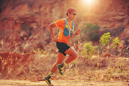 自然训练行动骑着运鞋在山上跑步的田径运动员脚下穿着运动鞋的人图片