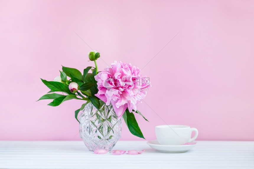夏天一杯茶和花瓶里的小松饼一杯茶和小松饼早餐花瓣图片