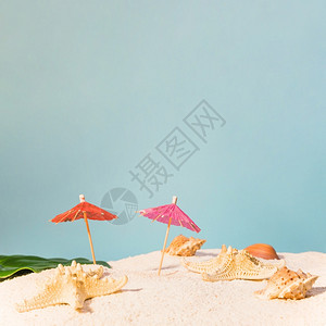 异国情调热带太阳镜有红雨伞的沙滩海星图片