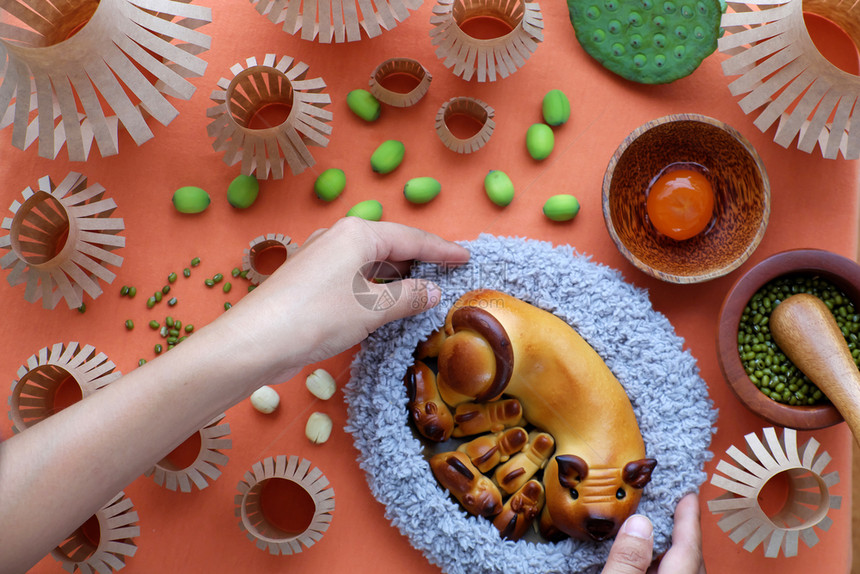 配料越南的月饼顶端视图包括母猪和小形状烘烤材料纸灯秋季中以橙色为背景的传统面包糕饼食品图片