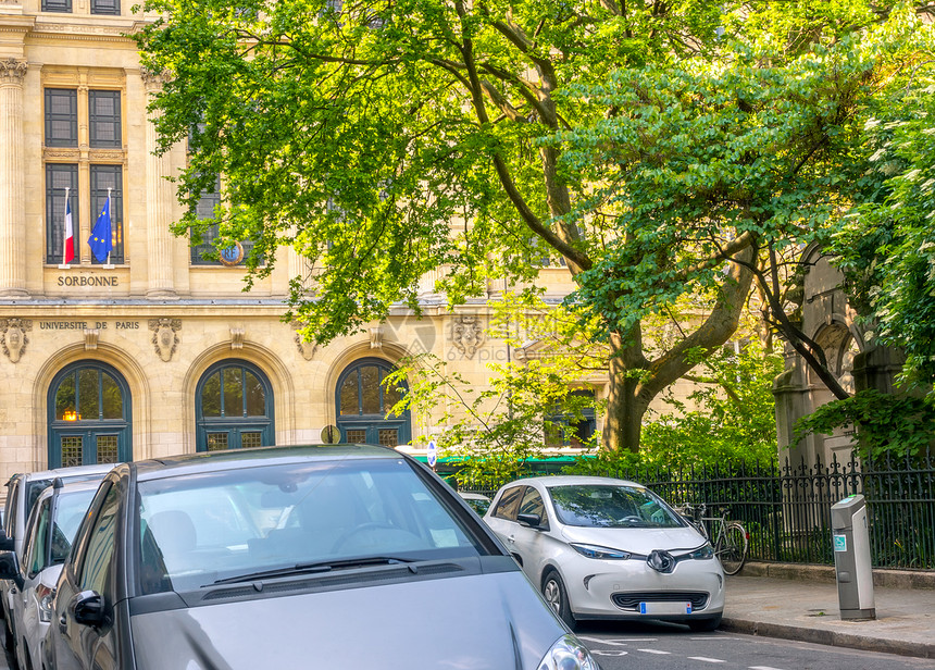联系车站电池法国索邦大学附近的巴黎绿色花园中阳光明媚的夏日法国Sorbonne大学附近有几辆汽车停在一条狭窄街道上的电动汽车这辆图片