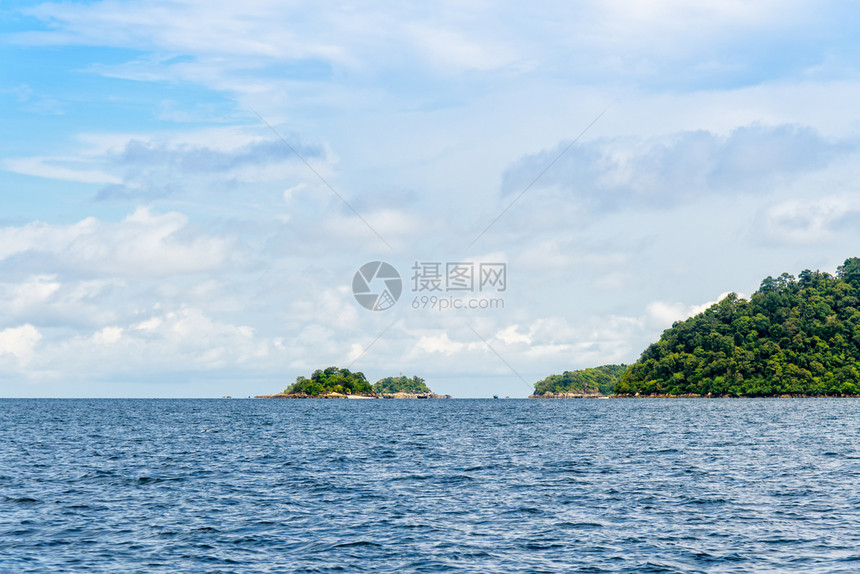 夏季KohRockroy的海云和蓝天美丽的热带自然景观是一个小岛在前往泰国沙敦Tarutao公园KoLipe的旅行期间有珊瑚礁潜图片