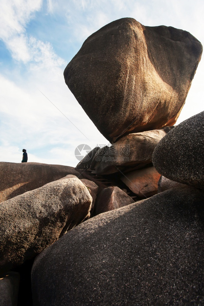 国民极好的恩加一名身份不明的女游客在夏天早晨站悬崖边西米兰群岛悬崖边缘在泰国南部旅行目的地有神奇巨石图片