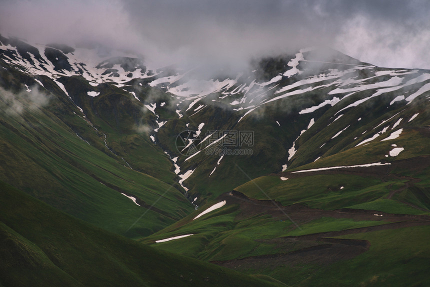 范围美丽的山地风景与雾和黄昏的光亮假期顶峰图片