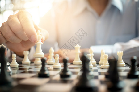 斗象台在办公室战略和竞争概念中玩棋子的商人象游戏和竞争概念斗思考团队合作背景
