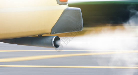 跑步一氧化碳发动机车辆对公路上白色烟雾的旧柴油机车空气污染图片