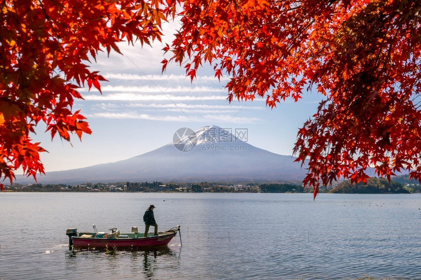 秋天在日本川口江湖的藤田山带红树叶季节东京雪图片