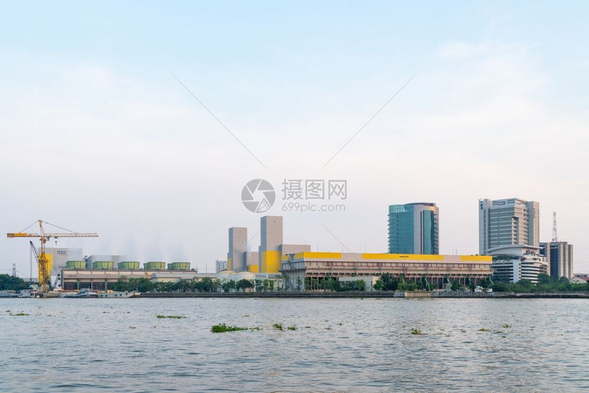 曼谷城市发电厂靠近河流和城市的曼谷电厂抽烟炼油建造图片