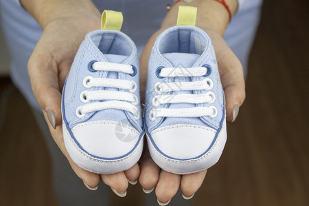 孩子配饰广告不同种类的婴儿运动鞋构成孕产期母亲高清图片素材