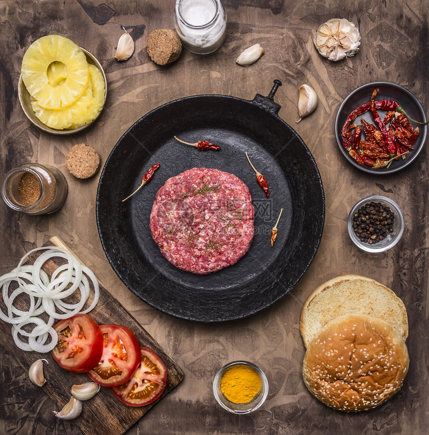 家用古典锅的薄煎肉汉堡包番茄洋葱木制生锈背景最美牛肉香料饼图片