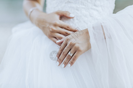 美丽床模型新娘和戒指在结婚礼服上图片