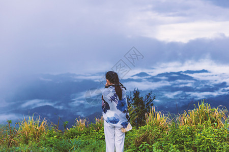 景观游客女孩在山顶上早拍照时相旅行图片