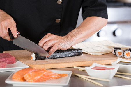 亚洲厨师在餐厅准备美味的寿司盘子日本人图片