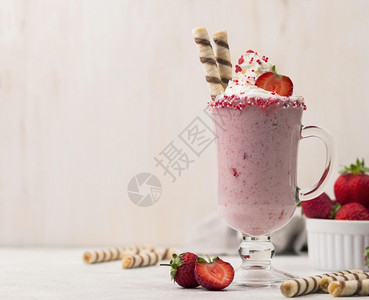草莓冰淇淋海报健康使用复制空间前方查看草莓奶昔满的酱背景