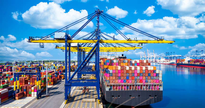 起重机海上国际的集装箱货船在工业港口的进出全球业务物流和运输集装箱船卸载货运鸟瞰集装箱货船图片