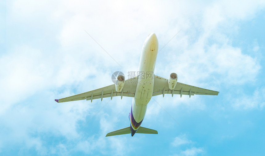 涡轮引擎商业航空公司在蓝天和白毛云上飞行机在起或登后搭乘客旅行前往国外空中运输旅行航空班在起飞或降落后乘坐客机商业的图片