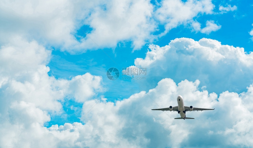 保险引擎速度商业航空公司在蓝天和白毛云上飞行机在起或登后搭乘客旅行前往国外空中运输旅行航空班在起飞或降落后乘坐客机图片