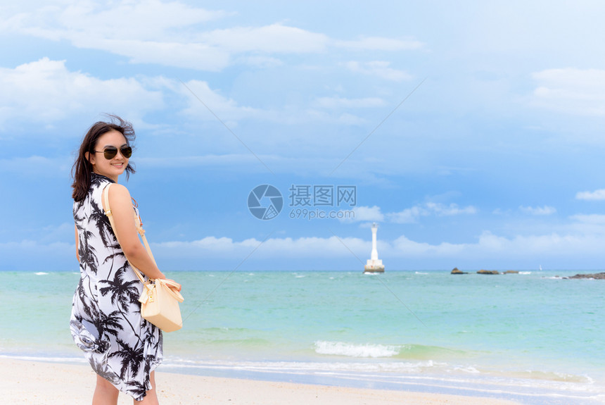 夏天海滩和的风景与夏天空中的沙滩和海景以及身戴太阳眼镜看着相机并微笑在泰国海滩上女旅游者SatunTarutoo岛泰国Satun图片