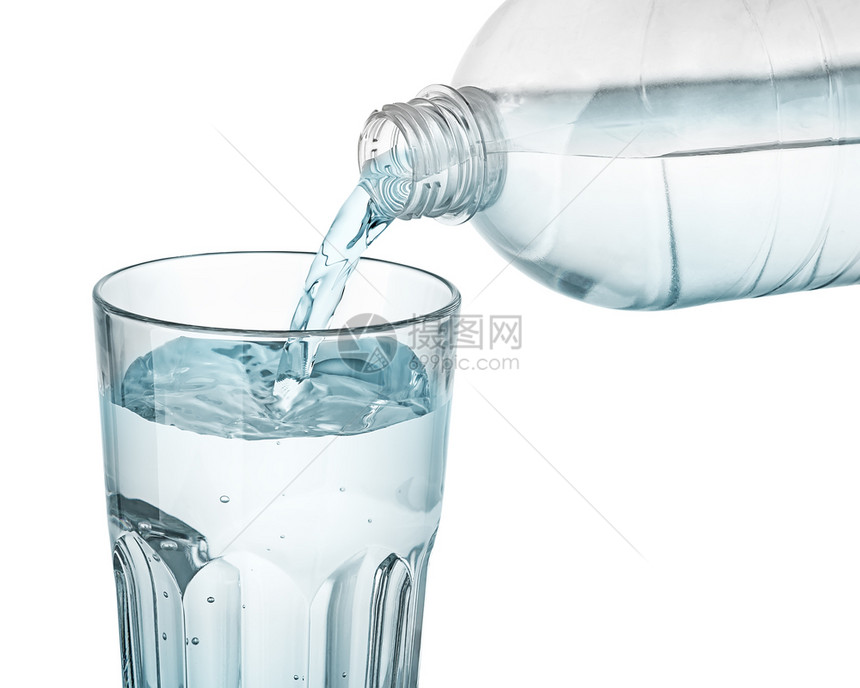 倒了饮用水将入玻璃塑料瓶中隔离在白色背景上将水倒入玻璃中将水倒入玻璃中苏打图片
