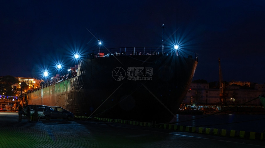 建造乌克兰敖德萨海港和货运码头的全景夏夜在乌克兰敖德萨海港的夜晚镇夏天图片