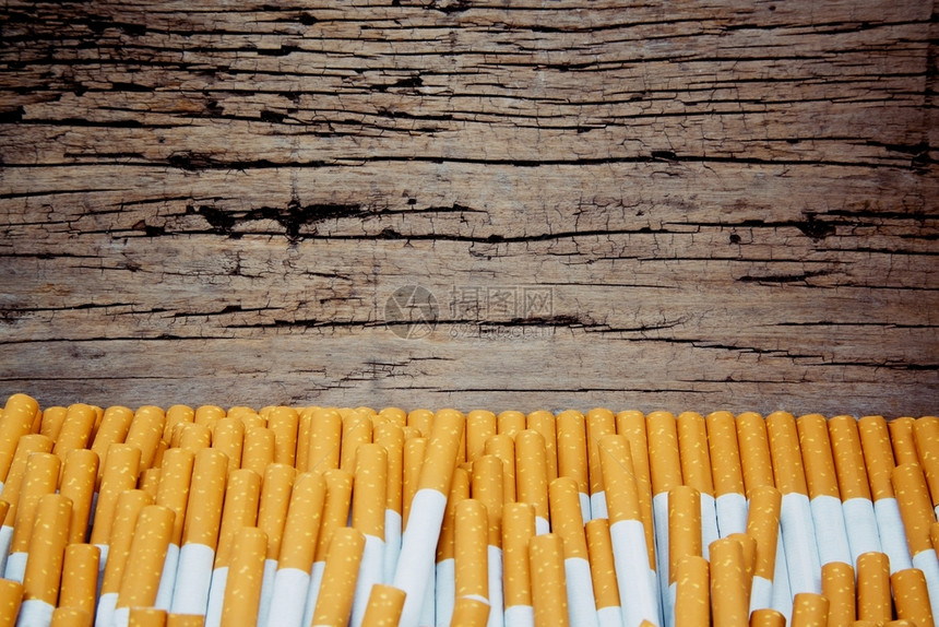 含有古旧变换颜色木制背景的堆叠烟草香风险物质新的图片