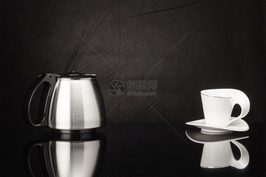 玻璃不锈钢咖啡壶黑色塑料盖在镜子底的咖啡杯附近壶黑色镜子底的咖啡壶种子家庭图片