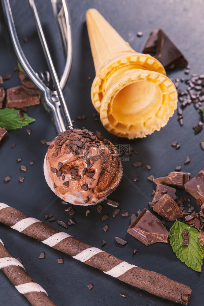 盘子美味的巧克力冰淇淋加鲜果棒甜圈和巧克力在黑板上专心吃冰淇淋新鲜的图片