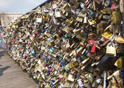 法国巴黎艺术之桥的爱情挂锁法国巴黎忠诚情感永恒的图片
