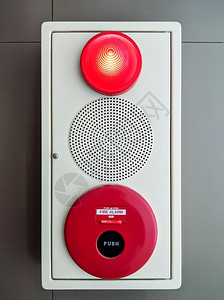 声音转变防止在办公大楼白色混凝土墙上的警报器扬声警报火系统灾报钟图片