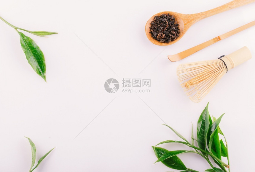 干燥在白色背景中孤立的绿色茶叶品种勺子图片