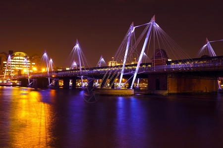 查林复制工业的夜间英国伦敦现代桥图片