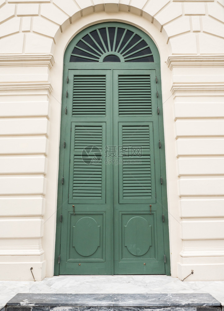 门廊木制的在欧洲风格建筑的丰盛大厦中绿色木制门口图片