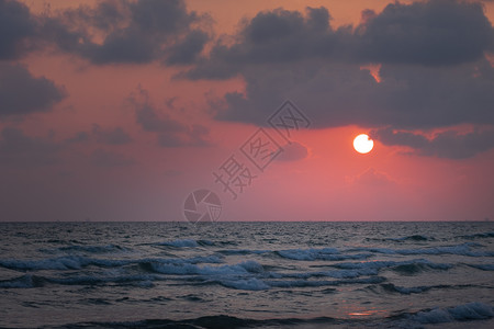 夏天冲浪泰国日落时的热带海滩岸图片