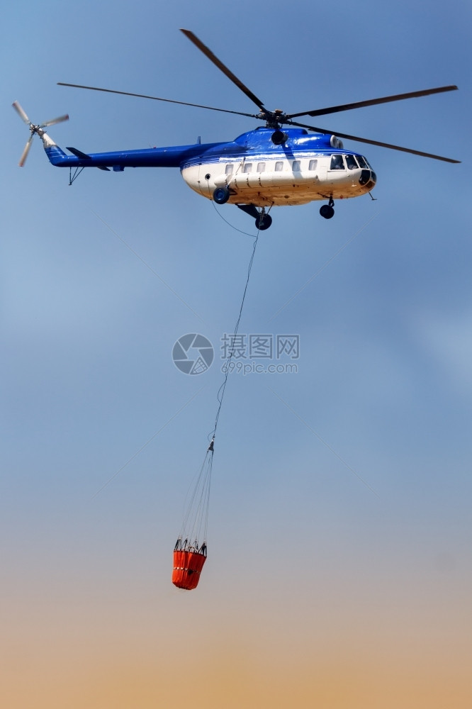蓝消防救援直升机用水桶运输方式送水桶紧急情况敬畏螺旋桨图片