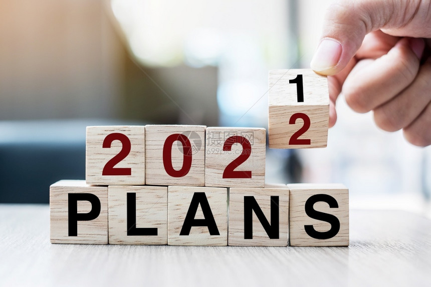 立方体新的商人手握木制立方板翻过201至年计划第01至段在表背景说明战略解决方案目标商业和新年假日概念程图片