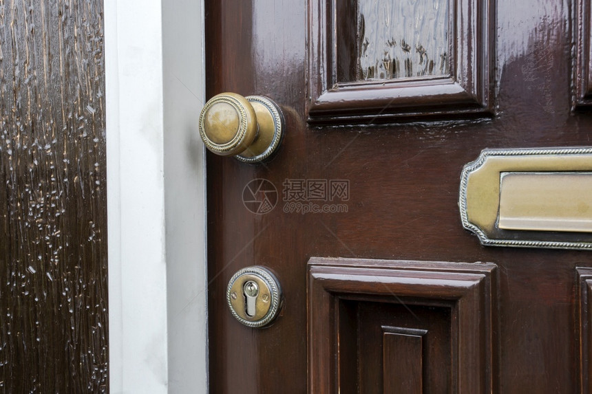 窗户典型的古董深棕色木质前门与传统金色邮箱仿古设计深棕色木质前门与传统金色邮箱图片