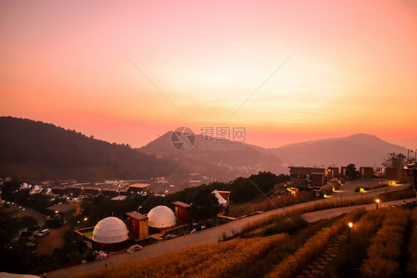 麦活动泰国清迈山附近的泰国村庄日落山景色清迈附近的泰国村庄日落著名图片