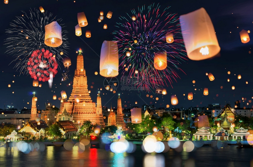曼谷清晨泰国寺庙WatArunTempleWatTemple的曼谷新年倒计时烟火和灯笼亚洲人旅游漂浮图片