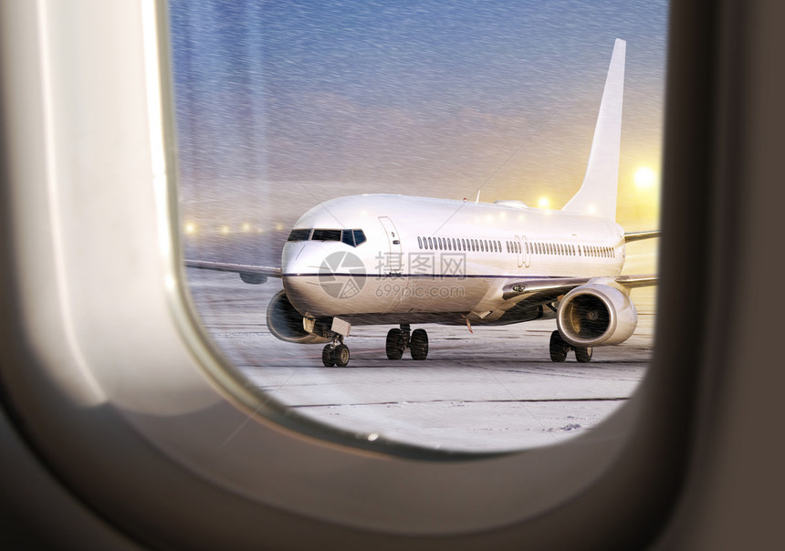 延迟运输天窗在非飞行气通过窗口查看的机场白色飞上的图片