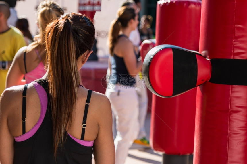 健康穿体操运动装和打球袋的年轻女子在外门健身场进行女拳击练习运动员手图片