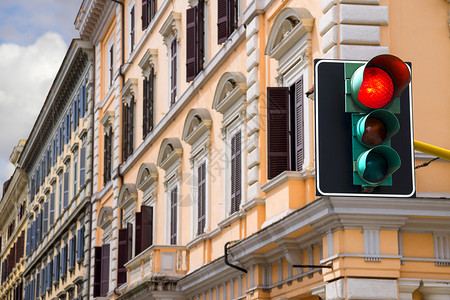 车辆城市的交通灯亮着红信号危险的欧洲高清图片素材