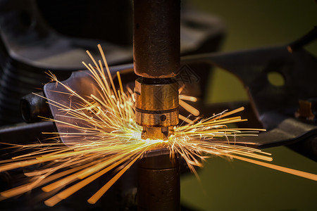 金工业的点亮焊接机在工厂中螺和栓金属高清图片素材