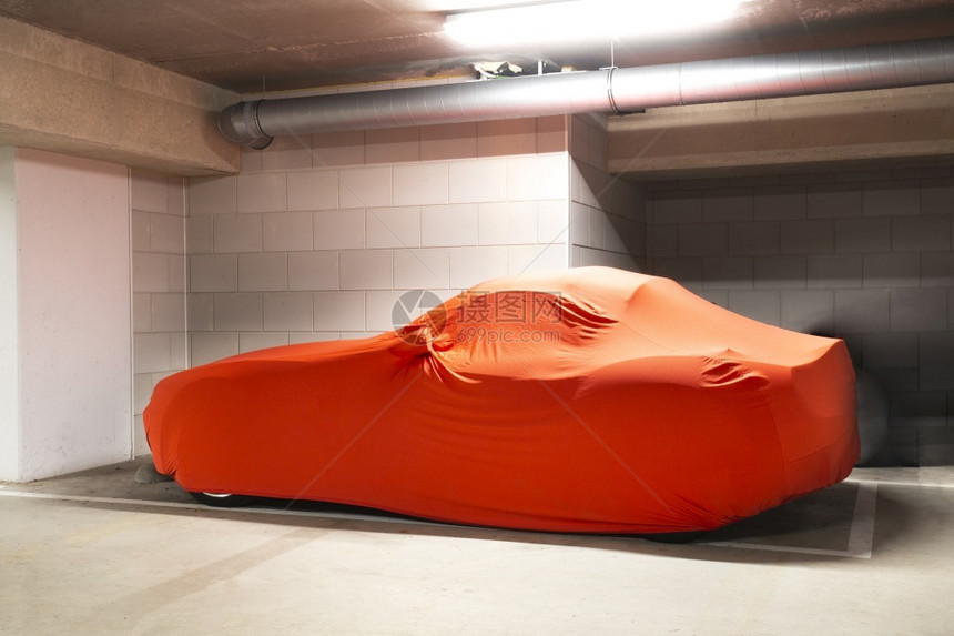 插图在车库现代运动内停放的有橙色防护罩昂贵新车蓝色辆图片