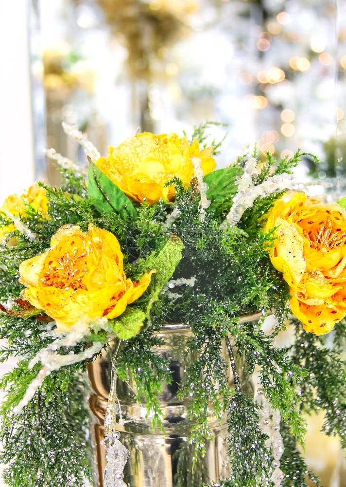 情人节在一个金属花瓶中的黄色玫瑰圣诞花束新美丽图片